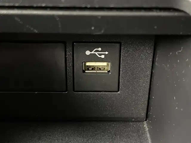 トヨタ アクア X 富山県 2023(令5)年 2.1万km プラチナホワイトパールマイカ 純正ディスプレイオーディオ/（AM/FM/BT/Miracast）/パノラミックビューモニター/プリクラッシュセーフティ/レーダークルーズコントロール/レーンディパーチャーアラート/オートマチックハイビーム/LEDヘッドライト/クリアランスソナー/ビルトインETC/AC100V充電/スマートキー×２/プッシュスタート/シートカバー/純正フロアマット/取扱説明書