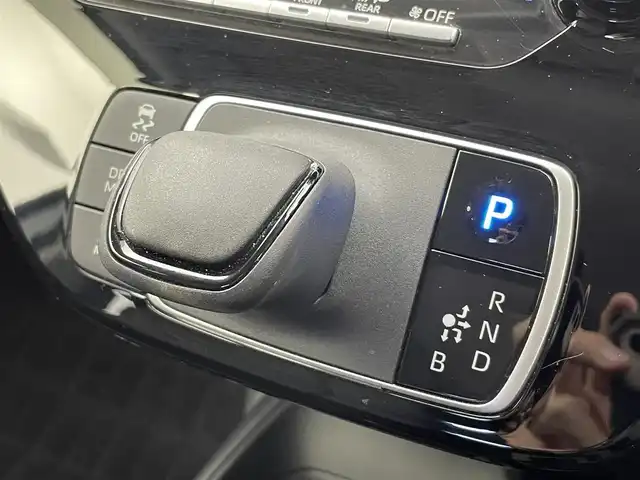 トヨタ アクア X 富山県 2023(令5)年 2.1万km プラチナホワイトパールマイカ 純正ディスプレイオーディオ/（AM/FM/BT/Miracast）/パノラミックビューモニター/プリクラッシュセーフティ/レーダークルーズコントロール/レーンディパーチャーアラート/オートマチックハイビーム/LEDヘッドライト/クリアランスソナー/ビルトインETC/AC100V充電/スマートキー×２/プッシュスタート/シートカバー/純正フロアマット/取扱説明書