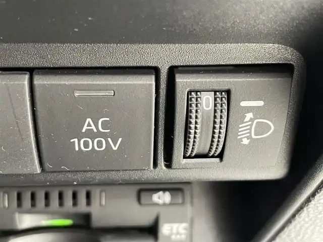 トヨタ アクア X 富山県 2023(令5)年 2.1万km プラチナホワイトパールマイカ 純正ディスプレイオーディオ/（AM/FM/BT/Miracast）/パノラミックビューモニター/プリクラッシュセーフティ/レーダークルーズコントロール/レーンディパーチャーアラート/オートマチックハイビーム/LEDヘッドライト/クリアランスソナー/ビルトインETC/AC100V充電/スマートキー×２/プッシュスタート/シートカバー/純正フロアマット/取扱説明書