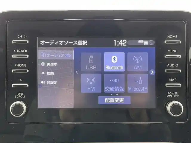 トヨタ アクア X 富山県 2023(令5)年 2.1万km プラチナホワイトパールマイカ 純正ディスプレイオーディオ/（AM/FM/BT/Miracast）/パノラミックビューモニター/プリクラッシュセーフティ/レーダークルーズコントロール/レーンディパーチャーアラート/オートマチックハイビーム/LEDヘッドライト/クリアランスソナー/ビルトインETC/AC100V充電/スマートキー×２/プッシュスタート/シートカバー/純正フロアマット/取扱説明書