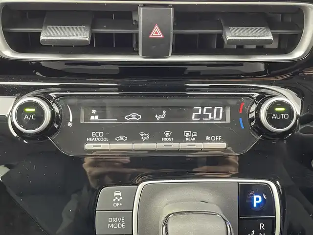 トヨタ アクア X 富山県 2023(令5)年 2.1万km プラチナホワイトパールマイカ 純正ディスプレイオーディオ/（AM/FM/BT/Miracast）/パノラミックビューモニター/プリクラッシュセーフティ/レーダークルーズコントロール/レーンディパーチャーアラート/オートマチックハイビーム/LEDヘッドライト/クリアランスソナー/ビルトインETC/AC100V充電/スマートキー×２/プッシュスタート/シートカバー/純正フロアマット/取扱説明書