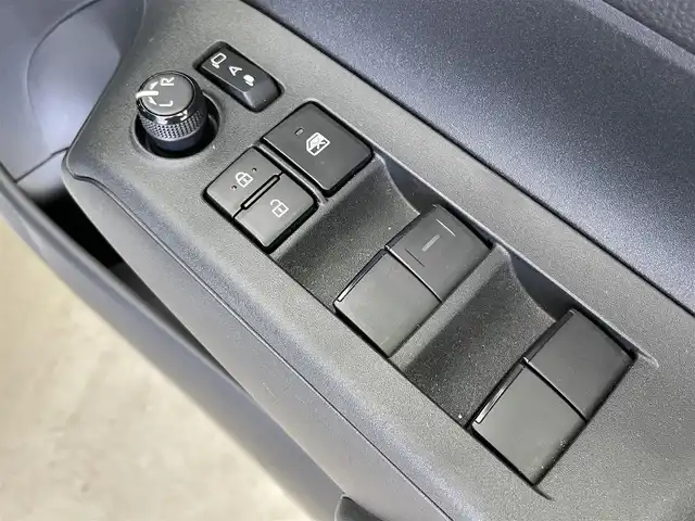 トヨタ アクア X 富山県 2023(令5)年 2.1万km プラチナホワイトパールマイカ 純正ディスプレイオーディオ/（AM/FM/BT/Miracast）/パノラミックビューモニター/プリクラッシュセーフティ/レーダークルーズコントロール/レーンディパーチャーアラート/オートマチックハイビーム/LEDヘッドライト/クリアランスソナー/ビルトインETC/AC100V充電/スマートキー×２/プッシュスタート/シートカバー/純正フロアマット/取扱説明書