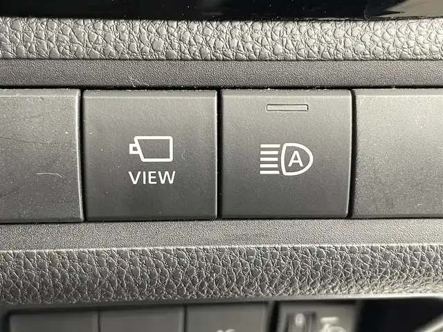 トヨタ アクア X 富山県 2023(令5)年 2.1万km プラチナホワイトパールマイカ 純正ディスプレイオーディオ/（AM/FM/BT/Miracast）/パノラミックビューモニター/プリクラッシュセーフティ/レーダークルーズコントロール/レーンディパーチャーアラート/オートマチックハイビーム/LEDヘッドライト/クリアランスソナー/ビルトインETC/AC100V充電/スマートキー×２/プッシュスタート/シートカバー/純正フロアマット/取扱説明書