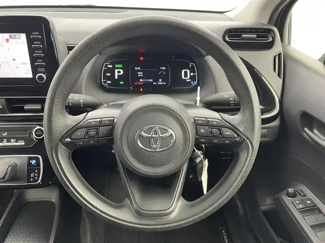 トヨタ アクア X 富山県 2023(令5)年 2.1万km プラチナホワイトパールマイカ 純正ディスプレイオーディオ/（AM/FM/BT/Miracast）/パノラミックビューモニター/プリクラッシュセーフティ/レーダークルーズコントロール/レーンディパーチャーアラート/オートマチックハイビーム/LEDヘッドライト/クリアランスソナー/ビルトインETC/AC100V充電/スマートキー×２/プッシュスタート/シートカバー/純正フロアマット/取扱説明書