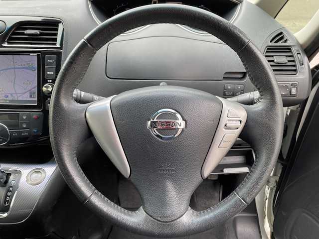 日産 セレナ ライダー パフォB S HV Aセーフ 静岡県 2014(平26)年 9.8万km ブリリアントホワイトパール (株)IDOMが運営する【じしゃロン焼津店】の自社ローン専用車両になります。こちらは現金またはオートローンご利用時の価格です。自社ローンご希望の方は別途その旨お申付け下さい/【じしゃロン個店占有の為　落札禁止】/衝突軽減システム/アラウンドビューモニター/両側パワースライドドア /フリップダウンモニター/コーナセンサー/純正ナビ/CD/DVD/フルセグ/Bluetooth/SD/プッシュスタート /スマートキー/スペアキー/クルーズコントロール/LEDヘッドライト/オートライト/フォグライト /ETC