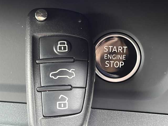 アウディ Ｑ３ 35TDIクワトロ Sライン 静岡県 2021(令3)年 2.9万km 白 バーチャルコックピット/純正ナビ/（BT/USB）/３６０°カメラ/ベーシックパッケージ/・シートヒーター/・オートマチックテールゲート/・パワーシート/・Audiホールドシステム/アシスタンスパッケージ/・アダプティブクルーズアシスト/・ハイビームアシスト/・サイドアシスト/・リアクロストラフィックアシスト/プラスパッケージ/・パーシャルレザー/・マルチカラーアンビエントライティング/・19インチ20スポークVデザインアルミホイール/テクノロジーパッケージ/・スマートフォンインターフェース/・ワイヤレスチャージング/前後ドライブレコーダー/ETC/スタッドレスタイヤ積み込み
