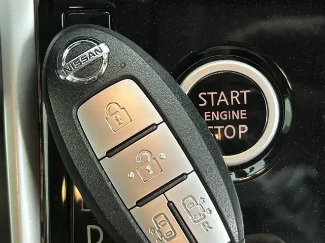 日産 セレナ X Vセレクション 道央・札幌 2017(平29)年 5.2万km ブリリアントホワイトパール ・４WD/・純正メモリーナビ/　CD/DVD/SD/BT/フルセグ/・アラウンドビューモニター/・ETC/・前方ドライブレコーダー/・エマージェンシーブレーキ/・クルーズコントロール/・クリアランスソナー/・パーキングアシスト/・両側パワースライドドア/・LEDヘッドライト/・フォグライト/・オートライト/・プッシュスタート/・スマートキー/・純正フロアマット/・ドアバイザー