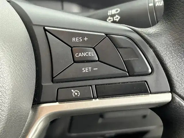 日産 セレナ X Vセレクション 道央・札幌 2017(平29)年 5.2万km ブリリアントホワイトパール ・４WD/・純正メモリーナビ/　CD/DVD/SD/BT/フルセグ/・アラウンドビューモニター/・ETC/・前方ドライブレコーダー/・エマージェンシーブレーキ/・クルーズコントロール/・クリアランスソナー/・パーキングアシスト/・両側パワースライドドア/・LEDヘッドライト/・フォグライト/・オートライト/・プッシュスタート/・スマートキー/・純正フロアマット/・ドアバイザー
