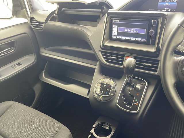 トヨタ ヴォクシー V 沖縄県 2014(平26)年 7.7万km ホワイトパールクリスタルシャイン 純正ＳＤナビ（NSZT-W62G）/フルセグＴＶ/ＢＴ/ＤＶＤ/ＣＤ/ラジオ/バックカメラ/パワースライドドア/ドライブレコーダー/ＥＴＣ/クルーズコントロール/ステアリングスイッチ/プッシュスタート/モデリスタエアロ/FUJITSUBOスポーツマフラー/社外18インチアルミホイール
