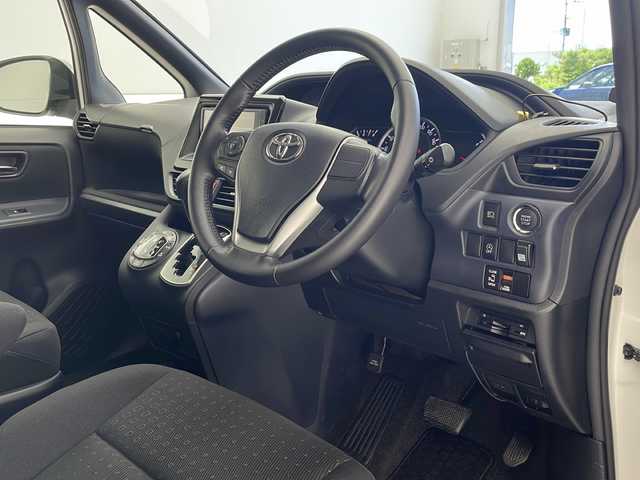 トヨタ ヴォクシー V 沖縄県 2014(平26)年 7.7万km ホワイトパールクリスタルシャイン 純正ＳＤナビ（NSZT-W62G）/フルセグＴＶ/ＢＴ/ＤＶＤ/ＣＤ/ラジオ/バックカメラ/パワースライドドア/ドライブレコーダー/ＥＴＣ/クルーズコントロール/ステアリングスイッチ/プッシュスタート/モデリスタエアロ/FUJITSUBOスポーツマフラー/社外18インチアルミホイール