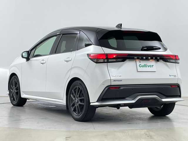 日産 ノート オーテック FOUR 道央・札幌 2021(令3)年 5.2万km ピュアホワイトパール / スーパーブラック 2トーン ・４WD/・インテリジェント エマージェンシーブレーキ:/・踏み間違い衝突防止アシスト/車線逸脱警報 (LDW):/・ハイビームとロービーム/・全方位運転支援システム:/・純正ナビ/・Bluetooth/CD/DVD/SD/フルセグTV/・レザーシート/・前席シートヒーター/ステアリングヒーター/・LEDヘッドライト/オートライト/・スマートキー/スペアキー１本/・横滑り防止装置/・盗難防止装置/・ABS/・ETC/・純正ドライブレコーダー/・積込サマータイヤ純正AW付