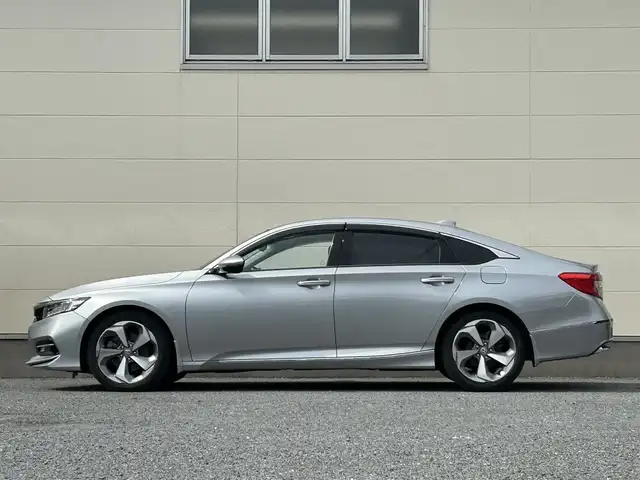 ホンダ アコード EX 茨城県 2020(令2)年 4.8万km ルナシルバーM 8インチホンダインターナビ/バックカメラ/AppleCarPlay/サンルーフ/ホンダセンシング/ブラインドスポットインフォメーション/ヘッドアップディスプレイ/ワイヤレス充電器/ビルトインETC/LEDヘッドランプ/オートライト/純正18インチアルミホイール/革巻きステアリング/パドルシフト/黒革シート/シートヒーター/ドライビングポジションシステム/パワーシート/禁煙車