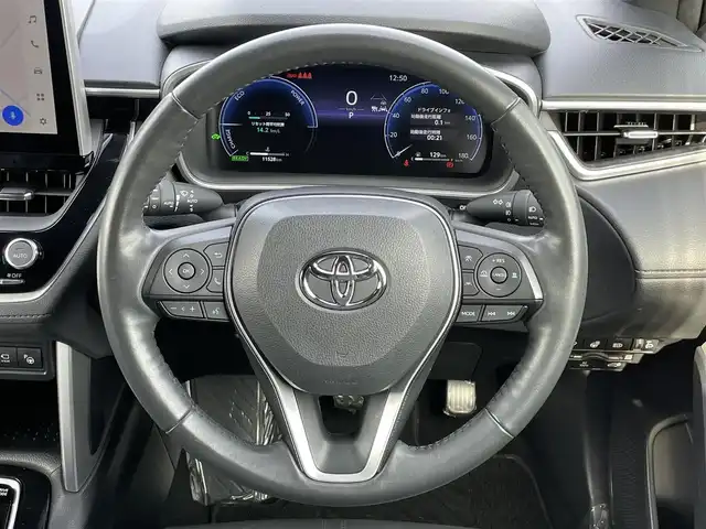 トヨタ カローラ クロス ハイブリッド Z 道央・札幌 2023(令5)年 1.2万km スパークリングブラックパールクリスタルシャイン ４WD/寒冷地仕様/純正ディスプレイオーディオ（ナビ付）/AM/FM/BT/フルセグ/トヨタチームメイト/トヨタセーフティセンス/プリクラッシュセーフティ/横滑り防止装置/レーダークルーズコントロール/レーンキープアシスト/クリアランスソナー/パーキングアシスト/BSM/PDA/PKSB/SEA/RCD/RSA/パノラミックビューモニター/ビルトインETC2.0/EVMODE/DRIVEMODE切替/パワーバックドア/D席パワーシート/前席シートヒーター/ハーフレザーシート/革巻きステアリング/ステアリングリモコン/ハンドルヒーター/AC100V/電動パーキング/ブレーキホールド/プッシュスタート/スマートキー/LEDヘッドライト/オートライト/オートハイビーム/フォグランプ/ヘッドライトレベライザー/電動格納ミラー/ヒーテッドドアミラー/ウィンカーミラー/純正フロアマット/ドアバイザー