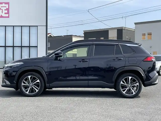 トヨタ カローラ クロス ハイブリッド Z 道央・札幌 2023(令5)年 1.2万km スパークリングブラックパールクリスタルシャイン ４WD/寒冷地仕様/純正ディスプレイオーディオ（ナビ付）/AM/FM/BT/フルセグ/トヨタチームメイト/トヨタセーフティセンス/プリクラッシュセーフティ/横滑り防止装置/レーダークルーズコントロール/レーンキープアシスト/クリアランスソナー/パーキングアシスト/BSM/PDA/PKSB/SEA/RCD/RSA/パノラミックビューモニター/ビルトインETC2.0/EVMODE/DRIVEMODE切替/パワーバックドア/D席パワーシート/前席シートヒーター/ハーフレザーシート/革巻きステアリング/ステアリングリモコン/ハンドルヒーター/AC100V/電動パーキング/ブレーキホールド/プッシュスタート/スマートキー/LEDヘッドライト/オートライト/オートハイビーム/フォグランプ/ヘッドライトレベライザー/電動格納ミラー/ヒーテッドドアミラー/ウィンカーミラー/純正フロアマット/ドアバイザー