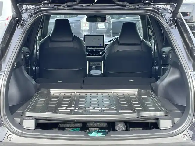 トヨタ カローラ クロス ハイブリッド Z 道央・札幌 2023(令5)年 1.2万km スパークリングブラックパールクリスタルシャイン ４WD/寒冷地仕様/純正ディスプレイオーディオ（ナビ付）/AM/FM/BT/フルセグ/トヨタチームメイト/トヨタセーフティセンス/プリクラッシュセーフティ/横滑り防止装置/レーダークルーズコントロール/レーンキープアシスト/クリアランスソナー/パーキングアシスト/BSM/PDA/PKSB/SEA/RCD/RSA/パノラミックビューモニター/ビルトインETC2.0/EVMODE/DRIVEMODE切替/パワーバックドア/D席パワーシート/前席シートヒーター/ハーフレザーシート/革巻きステアリング/ステアリングリモコン/ハンドルヒーター/AC100V/電動パーキング/ブレーキホールド/プッシュスタート/スマートキー/LEDヘッドライト/オートライト/オートハイビーム/フォグランプ/ヘッドライトレベライザー/電動格納ミラー/ヒーテッドドアミラー/ウィンカーミラー/純正フロアマット/ドアバイザー