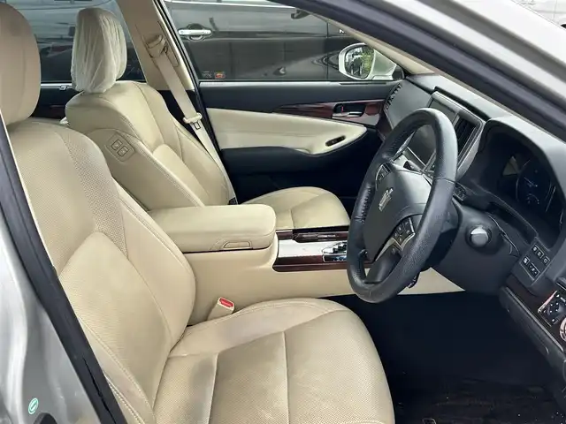 トヨタ クラウン ハイブリッド 茨城県 2013(平25)年 7.8万km プレシャスシルバー 純正16インチアルミホイール/ワンオーナー/レーダークルーズコントロール/純正HDDナビ/　　【BT、CD、DVD、フルセグ】/プリクラッシュセーフティ/HIDオートライト/本革レザーシート/シートクーラー/バックカメラ/全席シートヒーター/パワーシート/コーナーセンサー/社外レーダー探知機/ビルトインETC/スマートキー