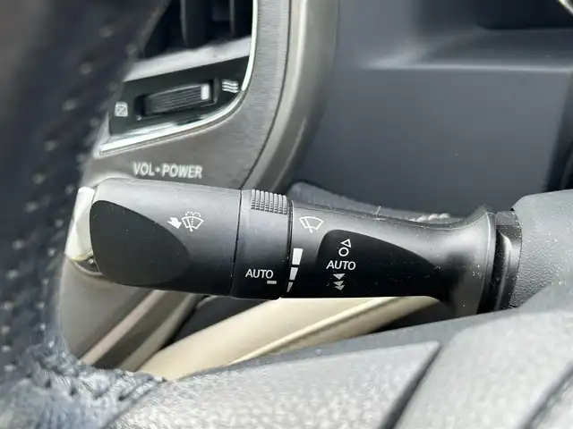 トヨタ クラウン ハイブリッド 茨城県 2013(平25)年 7.8万km プレシャスシルバー 純正16インチアルミホイール/ワンオーナー/レーダークルーズコントロール/純正HDDナビ/　　【BT、CD、DVD、フルセグ】/プリクラッシュセーフティ/HIDオートライト/本革レザーシート/シートクーラー/バックカメラ/全席シートヒーター/パワーシート/コーナーセンサー/社外レーダー探知機/ビルトインETC/スマートキー