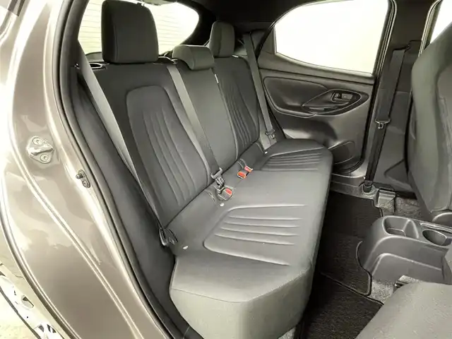 トヨタ ヤリス G 福島県 2022(令4)年 0.4万km ブラック/アバンギャルドブロンズメタリック トヨタセーフティセンス/・プリクラッシュセーフティシステム（対車両）/・レーンディパーチャーアラート/・オートマチックハイビーム/ブラインドスポットモニター/クリアランスソナー/純正ディスプレイオーディオ/・コネクティッドナビ/BT/USB/AM/FM/Miracast/・パノラマミックビューバックカメラ/・ETC/ステアリングスイッチ/プッシュスタート/・スマートキー/LEDヘッドライト/・オートライト/ドアバイザー/純正フロアマット