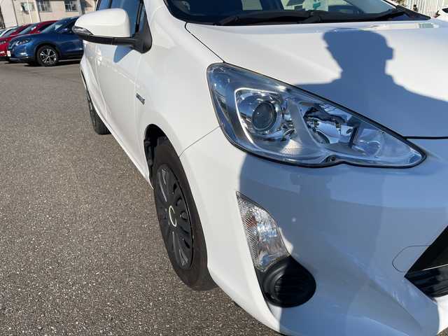 トヨタ アクア S 石川県 2016(平28)年 7.4万km 白 社外メモリーナビ　ワンセグＴＶ　バックカメラ　ＥＴＣ　キーレス　レーダーブレーキ　社外ホイールキャップ　電動ミラー