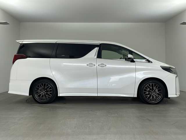 トヨタ アルファード S Cパッケージ 兵庫県 2018(平30)年 7.3万km ホワイトパールクリスタルシャイン ・トヨタセーフティーセンス/・プリクラッシュセーフティ/・レーントレーシングアシスト/・クリアランスソナー/・レーダークルーズコントロール/・オートマチックハイビーム/・ロードサインアシスト/・ブラインドスポットモニター/・純正9インチナビ＆フルセグ＆BT＆DVD/・バックカメラ/・両側パワースライドドア/・パワーバックドア/・スマートキー/・スペアキー/・プッシュスタート/・デジタルインナーミラー/・前席シートベンチレーション/・前席シートヒーター/・合皮シート/・ハンドルヒーター/・助手席オットマン/・2列目オットマン/・ビルトインETC/・純正前ドライブレコーダー/・3眼LEDヘッドライト/・フォグランプ/・オートライト/・シーケンシャルウィンカー/・フロアマット/・スペアタイヤ