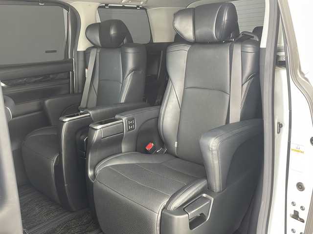 トヨタ アルファード S Cパッケージ 兵庫県 2018(平30)年 7.3万km ホワイトパールクリスタルシャイン ・トヨタセーフティーセンス/・プリクラッシュセーフティ/・レーントレーシングアシスト/・クリアランスソナー/・レーダークルーズコントロール/・オートマチックハイビーム/・ロードサインアシスト/・ブラインドスポットモニター/・純正9インチナビ＆フルセグ＆BT＆DVD/・バックカメラ/・両側パワースライドドア/・パワーバックドア/・スマートキー/・スペアキー/・プッシュスタート/・デジタルインナーミラー/・前席シートベンチレーション/・前席シートヒーター/・合皮シート/・ハンドルヒーター/・助手席オットマン/・2列目オットマン/・ビルトインETC/・純正前ドライブレコーダー/・3眼LEDヘッドライト/・フォグランプ/・オートライト/・シーケンシャルウィンカー/・フロアマット/・スペアタイヤ