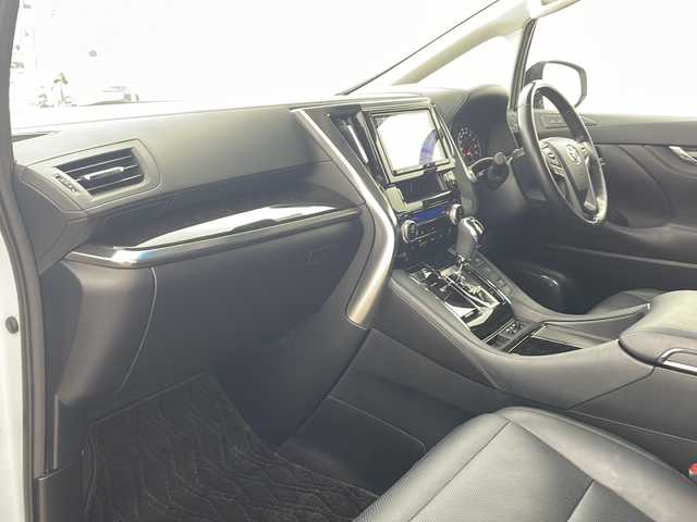 トヨタ アルファード S Cパッケージ 兵庫県 2018(平30)年 7.3万km ホワイトパールクリスタルシャイン ・トヨタセーフティーセンス/・プリクラッシュセーフティ/・レーントレーシングアシスト/・クリアランスソナー/・レーダークルーズコントロール/・オートマチックハイビーム/・ロードサインアシスト/・ブラインドスポットモニター/・純正9インチナビ＆フルセグ＆BT＆DVD/・バックカメラ/・両側パワースライドドア/・パワーバックドア/・スマートキー/・スペアキー/・プッシュスタート/・デジタルインナーミラー/・前席シートベンチレーション/・前席シートヒーター/・合皮シート/・ハンドルヒーター/・助手席オットマン/・2列目オットマン/・ビルトインETC/・純正前ドライブレコーダー/・3眼LEDヘッドライト/・フォグランプ/・オートライト/・シーケンシャルウィンカー/・フロアマット/・スペアタイヤ