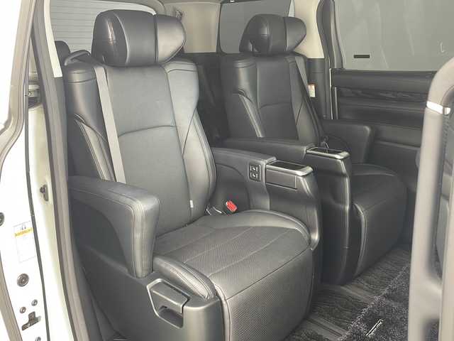 トヨタ アルファード S Cパッケージ 兵庫県 2018(平30)年 7.3万km ホワイトパールクリスタルシャイン ・トヨタセーフティーセンス/・プリクラッシュセーフティ/・レーントレーシングアシスト/・クリアランスソナー/・レーダークルーズコントロール/・オートマチックハイビーム/・ロードサインアシスト/・ブラインドスポットモニター/・純正9インチナビ＆フルセグ＆BT＆DVD/・バックカメラ/・両側パワースライドドア/・パワーバックドア/・スマートキー/・スペアキー/・プッシュスタート/・デジタルインナーミラー/・前席シートベンチレーション/・前席シートヒーター/・合皮シート/・ハンドルヒーター/・助手席オットマン/・2列目オットマン/・ビルトインETC/・純正前ドライブレコーダー/・3眼LEDヘッドライト/・フォグランプ/・オートライト/・シーケンシャルウィンカー/・フロアマット/・スペアタイヤ