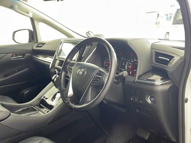 トヨタ アルファード S Cパッケージ 兵庫県 2018(平30)年 7.3万km ホワイトパールクリスタルシャイン ・トヨタセーフティーセンス/・プリクラッシュセーフティ/・レーントレーシングアシスト/・クリアランスソナー/・レーダークルーズコントロール/・オートマチックハイビーム/・ロードサインアシスト/・ブラインドスポットモニター/・純正9インチナビ＆フルセグ＆BT＆DVD/・バックカメラ/・両側パワースライドドア/・パワーバックドア/・スマートキー/・スペアキー/・プッシュスタート/・デジタルインナーミラー/・前席シートベンチレーション/・前席シートヒーター/・合皮シート/・ハンドルヒーター/・助手席オットマン/・2列目オットマン/・ビルトインETC/・純正前ドライブレコーダー/・3眼LEDヘッドライト/・フォグランプ/・オートライト/・シーケンシャルウィンカー/・フロアマット/・スペアタイヤ