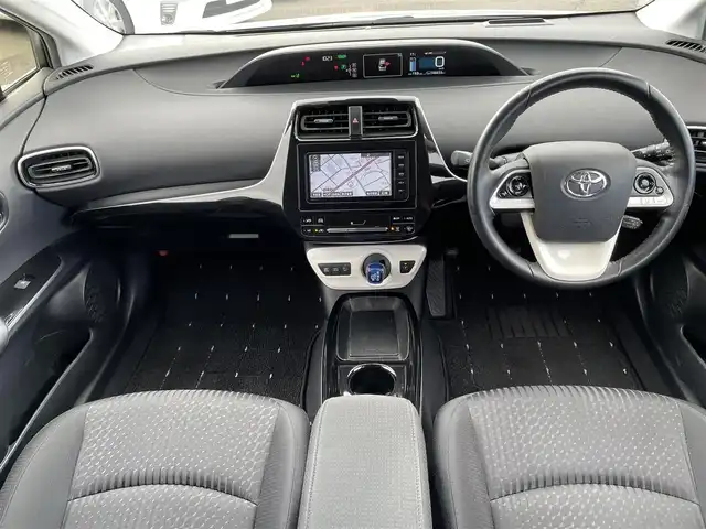 トヨタ プリウス A 福島県 2016(平28)年 14.7万km シルバーM (株)IDOMが運営する【じしゃロン福島店】の自社ローン専用車両になります。こちらは現金またはオートローンご利用時の価格です。自社ローンご希望の方は別途その旨お申付け下さい/純正ＳＤナビ/フルセグテレビ/バックカメラ/革巻ステアリング/衝突軽減システム/ヘッドアップディスプレイ/ＬＡＫ/ブラインドスポットモニター/ＥＴＣ/レーダークルーズコントロール/社外前後ドラレコ