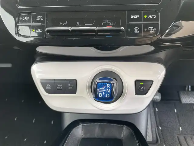 トヨタ プリウス A 福島県 2016(平28)年 14.7万km シルバーM (株)IDOMが運営する【じしゃロン福島店】の自社ローン専用車両になります。こちらは現金またはオートローンご利用時の価格です。自社ローンご希望の方は別途その旨お申付け下さい/純正ＳＤナビ/フルセグテレビ/バックカメラ/革巻ステアリング/衝突軽減システム/ヘッドアップディスプレイ/ＬＡＫ/ブラインドスポットモニター/ＥＴＣ/レーダークルーズコントロール/社外前後ドラレコ