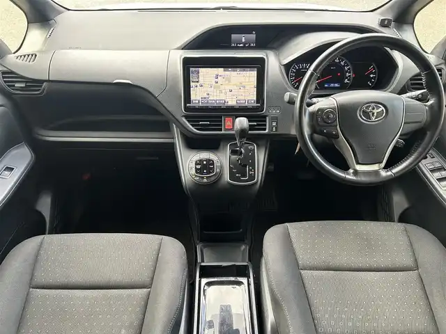 トヨタ ヴォクシー V 大阪府 2016(平28)年 3万km シルバーM 両側パワースライドドア/純正9インチSDナビ/・バックカメラ/・フルセグテレビ/・CD/DVD/・BT/AM/FM/トヨタセーフティーセンスC/・プリクラッシュセーフティシステム/・（レーザーレーダー＋単眼カメラ方式）/・レーンディパーチャーアラート/・オートマチックハイビーム/先行車発進告知機能/ドライブスタートコントロール/S-VSC/LEDヘッドランプ/クルーズコントロール/コーナーセンサー/革巻きステアリング/・ステアリングスイッチ/・MTモード付AT/サンシェード/ETC/前方ドライブレコーダー（DC-DR401）/スマートキー/取扱説明書/保証書/記録簿（R7/R５/R3）