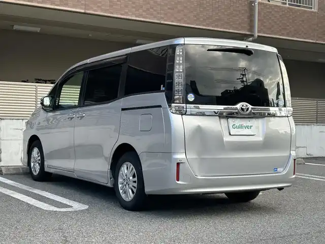トヨタ ヴォクシー V 大阪府 2016(平28)年 3万km シルバーM 両側パワースライドドア/純正9インチSDナビ/・バックカメラ/・フルセグテレビ/・CD/DVD/・BT/AM/FM/トヨタセーフティーセンスC/・プリクラッシュセーフティシステム/・（レーザーレーダー＋単眼カメラ方式）/・レーンディパーチャーアラート/・オートマチックハイビーム/先行車発進告知機能/ドライブスタートコントロール/S-VSC/LEDヘッドランプ/クルーズコントロール/コーナーセンサー/革巻きステアリング/・ステアリングスイッチ/・MTモード付AT/サンシェード/ETC/前方ドライブレコーダー（DC-DR401）/スマートキー/取扱説明書/保証書/記録簿（R7/R５/R3）
