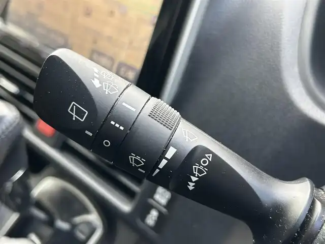 トヨタ ヴォクシー V 大阪府 2016(平28)年 3万km シルバーM 両側パワースライドドア/純正9インチSDナビ/・バックカメラ/・フルセグテレビ/・CD/DVD/・BT/AM/FM/トヨタセーフティーセンスC/・プリクラッシュセーフティシステム/・（レーザーレーダー＋単眼カメラ方式）/・レーンディパーチャーアラート/・オートマチックハイビーム/先行車発進告知機能/ドライブスタートコントロール/S-VSC/LEDヘッドランプ/クルーズコントロール/コーナーセンサー/革巻きステアリング/・ステアリングスイッチ/・MTモード付AT/サンシェード/ETC/前方ドライブレコーダー（DC-DR401）/スマートキー/取扱説明書/保証書/記録簿（R7/R５/R3）