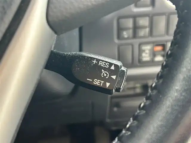 トヨタ ヴォクシー V 大阪府 2016(平28)年 3万km シルバーM 両側パワースライドドア/純正9インチSDナビ/・バックカメラ/・フルセグテレビ/・CD/DVD/・BT/AM/FM/トヨタセーフティーセンスC/・プリクラッシュセーフティシステム/・（レーザーレーダー＋単眼カメラ方式）/・レーンディパーチャーアラート/・オートマチックハイビーム/先行車発進告知機能/ドライブスタートコントロール/S-VSC/LEDヘッドランプ/クルーズコントロール/コーナーセンサー/革巻きステアリング/・ステアリングスイッチ/・MTモード付AT/サンシェード/ETC/前方ドライブレコーダー（DC-DR401）/スマートキー/取扱説明書/保証書/記録簿（R7/R５/R3）