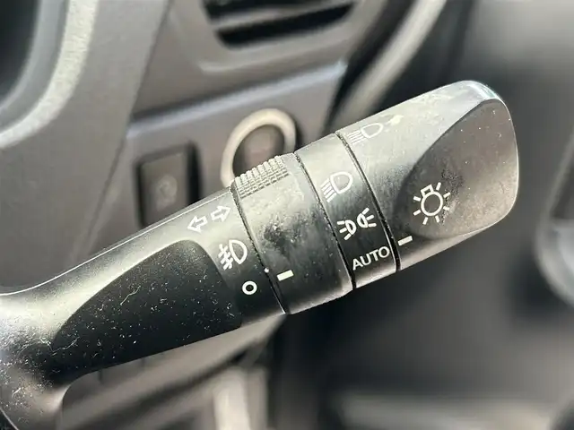 トヨタ ヴォクシー V 大阪府 2016(平28)年 3万km シルバーM 両側パワースライドドア/純正9インチSDナビ/・バックカメラ/・フルセグテレビ/・CD/DVD/・BT/AM/FM/トヨタセーフティーセンスC/・プリクラッシュセーフティシステム/・（レーザーレーダー＋単眼カメラ方式）/・レーンディパーチャーアラート/・オートマチックハイビーム/先行車発進告知機能/ドライブスタートコントロール/S-VSC/LEDヘッドランプ/クルーズコントロール/コーナーセンサー/革巻きステアリング/・ステアリングスイッチ/・MTモード付AT/サンシェード/ETC/前方ドライブレコーダー（DC-DR401）/スマートキー/取扱説明書/保証書/記録簿（R7/R５/R3）