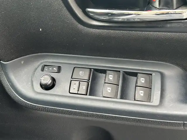 トヨタ ヴォクシー V 大阪府 2016(平28)年 3万km シルバーM 両側パワースライドドア/純正9インチSDナビ/・バックカメラ/・フルセグテレビ/・CD/DVD/・BT/AM/FM/トヨタセーフティーセンスC/・プリクラッシュセーフティシステム/・（レーザーレーダー＋単眼カメラ方式）/・レーンディパーチャーアラート/・オートマチックハイビーム/先行車発進告知機能/ドライブスタートコントロール/S-VSC/LEDヘッドランプ/クルーズコントロール/コーナーセンサー/革巻きステアリング/・ステアリングスイッチ/・MTモード付AT/サンシェード/ETC/前方ドライブレコーダー（DC-DR401）/スマートキー/取扱説明書/保証書/記録簿（R7/R５/R3）