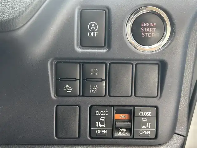 トヨタ ヴォクシー V 大阪府 2016(平28)年 3万km シルバーM 両側パワースライドドア/純正9インチSDナビ/・バックカメラ/・フルセグテレビ/・CD/DVD/・BT/AM/FM/トヨタセーフティーセンスC/・プリクラッシュセーフティシステム/・（レーザーレーダー＋単眼カメラ方式）/・レーンディパーチャーアラート/・オートマチックハイビーム/先行車発進告知機能/ドライブスタートコントロール/S-VSC/LEDヘッドランプ/クルーズコントロール/コーナーセンサー/革巻きステアリング/・ステアリングスイッチ/・MTモード付AT/サンシェード/ETC/前方ドライブレコーダー（DC-DR401）/スマートキー/取扱説明書/保証書/記録簿（R7/R５/R3）