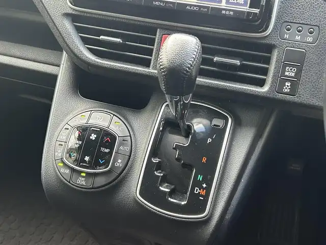 トヨタ ヴォクシー V 大阪府 2016(平28)年 3万km シルバーM 両側パワースライドドア/純正9インチSDナビ/・バックカメラ/・フルセグテレビ/・CD/DVD/・BT/AM/FM/トヨタセーフティーセンスC/・プリクラッシュセーフティシステム/・（レーザーレーダー＋単眼カメラ方式）/・レーンディパーチャーアラート/・オートマチックハイビーム/先行車発進告知機能/ドライブスタートコントロール/S-VSC/LEDヘッドランプ/クルーズコントロール/コーナーセンサー/革巻きステアリング/・ステアリングスイッチ/・MTモード付AT/サンシェード/ETC/前方ドライブレコーダー（DC-DR401）/スマートキー/取扱説明書/保証書/記録簿（R7/R５/R3）