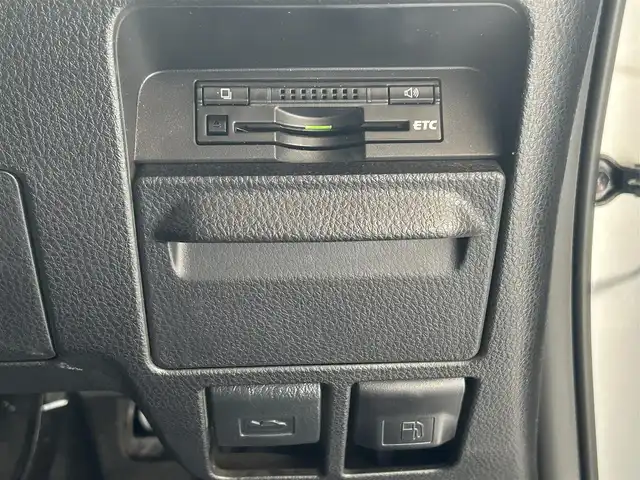 トヨタ ヴォクシー V 大阪府 2016(平28)年 3万km シルバーM 両側パワースライドドア/純正9インチSDナビ/・バックカメラ/・フルセグテレビ/・CD/DVD/・BT/AM/FM/トヨタセーフティーセンスC/・プリクラッシュセーフティシステム/・（レーザーレーダー＋単眼カメラ方式）/・レーンディパーチャーアラート/・オートマチックハイビーム/先行車発進告知機能/ドライブスタートコントロール/S-VSC/LEDヘッドランプ/クルーズコントロール/コーナーセンサー/革巻きステアリング/・ステアリングスイッチ/・MTモード付AT/サンシェード/ETC/前方ドライブレコーダー（DC-DR401）/スマートキー/取扱説明書/保証書/記録簿（R7/R５/R3）