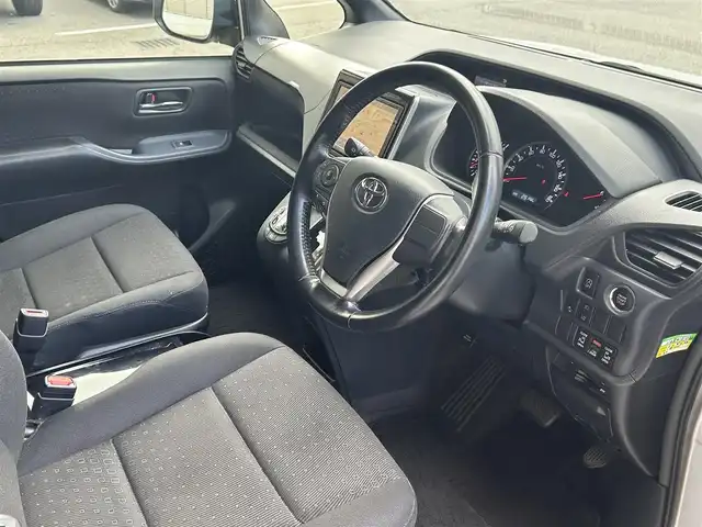 トヨタ ヴォクシー V 大阪府 2016(平28)年 3万km シルバーM 両側パワースライドドア/純正9インチSDナビ/・バックカメラ/・フルセグテレビ/・CD/DVD/・BT/AM/FM/トヨタセーフティーセンスC/・プリクラッシュセーフティシステム/・（レーザーレーダー＋単眼カメラ方式）/・レーンディパーチャーアラート/・オートマチックハイビーム/先行車発進告知機能/ドライブスタートコントロール/S-VSC/LEDヘッドランプ/クルーズコントロール/コーナーセンサー/革巻きステアリング/・ステアリングスイッチ/・MTモード付AT/サンシェード/ETC/前方ドライブレコーダー（DC-DR401）/スマートキー/取扱説明書/保証書/記録簿（R7/R５/R3）