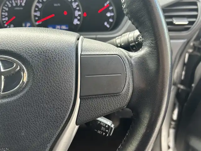 トヨタ ヴォクシー V 大阪府 2016(平28)年 3万km シルバーM 両側パワースライドドア/純正9インチSDナビ/・バックカメラ/・フルセグテレビ/・CD/DVD/・BT/AM/FM/トヨタセーフティーセンスC/・プリクラッシュセーフティシステム/・（レーザーレーダー＋単眼カメラ方式）/・レーンディパーチャーアラート/・オートマチックハイビーム/先行車発進告知機能/ドライブスタートコントロール/S-VSC/LEDヘッドランプ/クルーズコントロール/コーナーセンサー/革巻きステアリング/・ステアリングスイッチ/・MTモード付AT/サンシェード/ETC/前方ドライブレコーダー（DC-DR401）/スマートキー/取扱説明書/保証書/記録簿（R7/R５/R3）