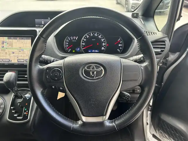 トヨタ ヴォクシー V 大阪府 2016(平28)年 3万km シルバーM 両側パワースライドドア/純正9インチSDナビ/・バックカメラ/・フルセグテレビ/・CD/DVD/・BT/AM/FM/トヨタセーフティーセンスC/・プリクラッシュセーフティシステム/・（レーザーレーダー＋単眼カメラ方式）/・レーンディパーチャーアラート/・オートマチックハイビーム/先行車発進告知機能/ドライブスタートコントロール/S-VSC/LEDヘッドランプ/クルーズコントロール/コーナーセンサー/革巻きステアリング/・ステアリングスイッチ/・MTモード付AT/サンシェード/ETC/前方ドライブレコーダー（DC-DR401）/スマートキー/取扱説明書/保証書/記録簿（R7/R５/R3）