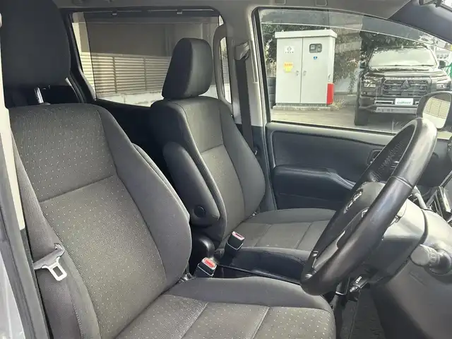 トヨタ ヴォクシー V 大阪府 2016(平28)年 3万km シルバーM 両側パワースライドドア/純正9インチSDナビ/・バックカメラ/・フルセグテレビ/・CD/DVD/・BT/AM/FM/トヨタセーフティーセンスC/・プリクラッシュセーフティシステム/・（レーザーレーダー＋単眼カメラ方式）/・レーンディパーチャーアラート/・オートマチックハイビーム/先行車発進告知機能/ドライブスタートコントロール/S-VSC/LEDヘッドランプ/クルーズコントロール/コーナーセンサー/革巻きステアリング/・ステアリングスイッチ/・MTモード付AT/サンシェード/ETC/前方ドライブレコーダー（DC-DR401）/スマートキー/取扱説明書/保証書/記録簿（R7/R５/R3）