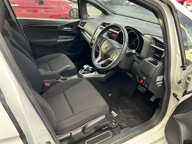 ホンダ フィット ハイブリット Sパッケージ 島根県 2015(平27)年 4.8万km ホワイトオーキッドパール 登録時走行距離47539km/Hondaインターナビ/Bluetooth/AM/FM/CD/DVD/HDMI/フルセグテレビ/バックカメラ/ETC/LEDヘッドライト/フォグランプ/プッシュスタート/スマートキー/あんしんパッケージ/純正フロアマット/純正16インチAW/ウィンカーミラー/ドアバイザー/パドルシフト/禁煙車