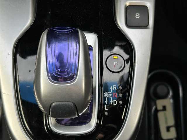 ホンダ フィット ハイブリット Sパッケージ 島根県 2015(平27)年 4.8万km ホワイトオーキッドパール 登録時走行距離47539km/Hondaインターナビ/Bluetooth/AM/FM/CD/DVD/HDMI/フルセグテレビ/バックカメラ/ETC/LEDヘッドライト/フォグランプ/プッシュスタート/スマートキー/あんしんパッケージ/純正フロアマット/純正16インチAW/ウィンカーミラー/ドアバイザー/パドルシフト/禁煙車