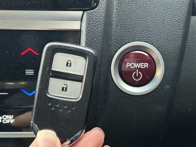 ホンダ フィット ハイブリット Sパッケージ 島根県 2015(平27)年 4.8万km ホワイトオーキッドパール 登録時走行距離47539km/Hondaインターナビ/Bluetooth/AM/FM/CD/DVD/HDMI/フルセグテレビ/バックカメラ/ETC/LEDヘッドライト/フォグランプ/プッシュスタート/スマートキー/あんしんパッケージ/純正フロアマット/純正16インチAW/ウィンカーミラー/ドアバイザー/パドルシフト/禁煙車