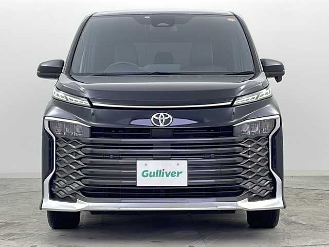 トヨタ ヴォクシー S－Z 宮城県 2023(令5)年 3.5万km グリッターブラックガラスフレーク 禁煙車/快適パッケージHigh/DVDデッキ/Toyota Safety Sense	/・プリクラッシュセーフティ/・レーントレーシングアシスト/・レーダークルーズコントロール/・プロアクティブドライビングアシスト/・オートマチックハイビーム/メーカーオプションナビ/・BT.CD.DVD.HDMI.USB/バックカメラ/両側パワースライドドア/パワバックドア/ビルトインETC2.0/ハーフレザーシート/シートヒーター(D.N.二列目)/革巻ステアリング/ステアリングスイッチ/ステアリングヒーター/プッシュスタート/スマートキー×2/純正フロアマッド/LEDヘッドライト/純正16インチアルミホイール/ロールサンシャード/純正ドアバイザー/アイドリングストップ/横滑り防止機能