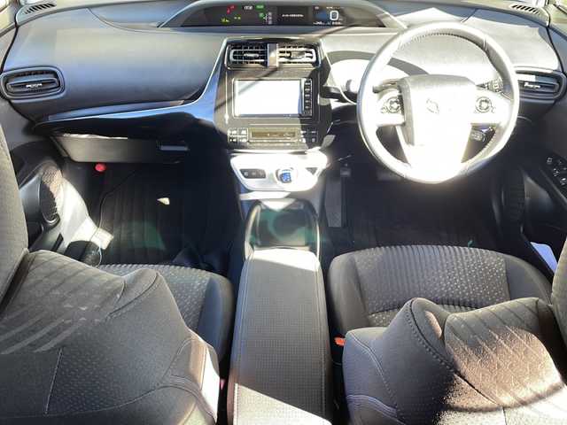 トヨタ プリウス Sセーフティプラス 静岡県 2017(平29)年 8.2万km ホワイトパールクリスタルシャイン 純正SDナビ/・CD/・DVD/・フルセグＴＶ/・Bluetooth/・AM/・FM/主要装備/・エアロ(フロント/サイド/リア)/・衝突軽減/・レーンキープ/・追従クルコン/・コーナーセンサー前後/・バックカメラ/・ビルトインETC/・ドラレコ/・HUD/・LEDヘッドライト/・オートライト/・オートハイビーム/・LEDデイライト/・ステリモ/・純正フロアマット/・純正アルミホイール/・スマートキー/・プッシュスタート/・スペアキー1本