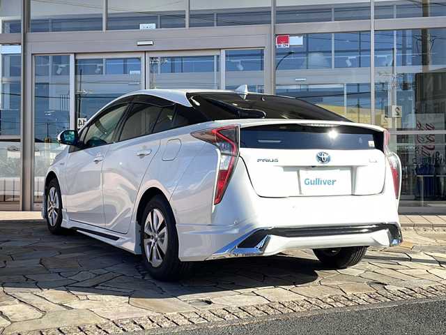 トヨタ プリウス Sセーフティプラス 静岡県 2017(平29)年 8.2万km ホワイトパールクリスタルシャイン 純正SDナビ/・CD/・DVD/・フルセグＴＶ/・Bluetooth/・AM/・FM/主要装備/・エアロ(フロント/サイド/リア)/・衝突軽減/・レーンキープ/・追従クルコン/・コーナーセンサー前後/・バックカメラ/・ビルトインETC/・ドラレコ/・HUD/・LEDヘッドライト/・オートライト/・オートハイビーム/・LEDデイライト/・ステリモ/・純正フロアマット/・純正アルミホイール/・スマートキー/・プッシュスタート/・スペアキー1本