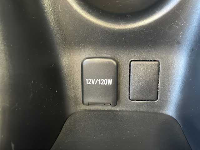 トヨタ プリウス Sセーフティプラス 静岡県 2017(平29)年 8.2万km ホワイトパールクリスタルシャイン 純正SDナビ/・CD/・DVD/・フルセグＴＶ/・Bluetooth/・AM/・FM/主要装備/・エアロ(フロント/サイド/リア)/・衝突軽減/・レーンキープ/・追従クルコン/・コーナーセンサー前後/・バックカメラ/・ビルトインETC/・ドラレコ/・HUD/・LEDヘッドライト/・オートライト/・オートハイビーム/・LEDデイライト/・ステリモ/・純正フロアマット/・純正アルミホイール/・スマートキー/・プッシュスタート/・スペアキー1本